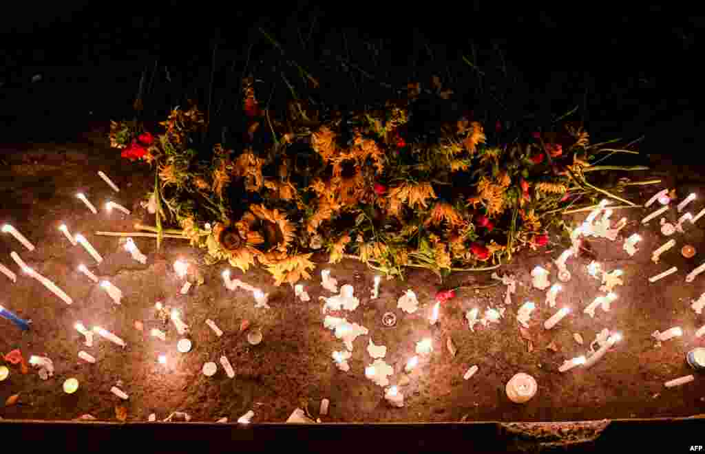 Luces, flores y silencio por las víctimas de la explosión del hotel Saratoga, en el centro histórico de La Habana, Cuba.