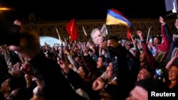 Los partidarios del candidato presidencial de izquierda colombiano Gustavo Petro, lo animan mientras habla durante su mitin de clausura de la campaña antes de la primera vuelta de las elecciones presidenciales, en Bogotá, Colombia, el 22 de mayo de 2022.