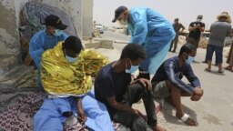 "Le bateau pneumatique était parti des côtes de Zouara en Libye dans la nuit du 22 au 23 mai avec environ cent personnes à bord", ont déclaré les autorités tunisiennes.