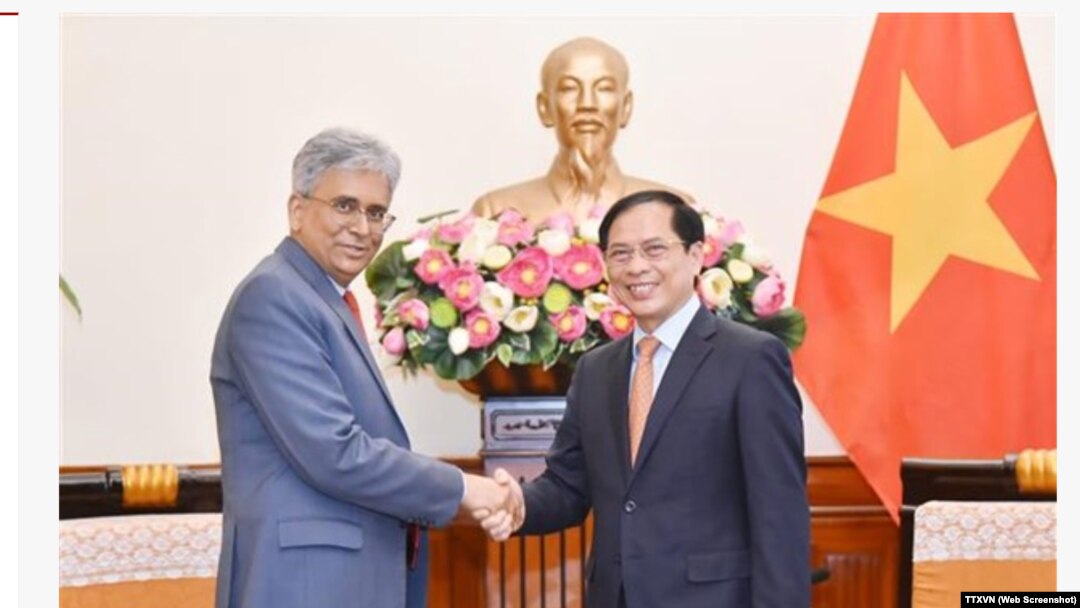 Bộ trưởng Ngoại giao Việt Nam Bùi Thanh Sơn tiếp đón Thứ trưởng Ngoại giao Ấn Độ Saurabh Kumar. 