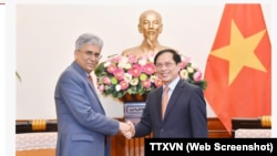 Bộ trưởng Ngoại giao Việt Nam Bùi Thanh Sơn tiếp đón Thứ trưởng Ngoại giao Ấn Độ Saurabh Kumar. 