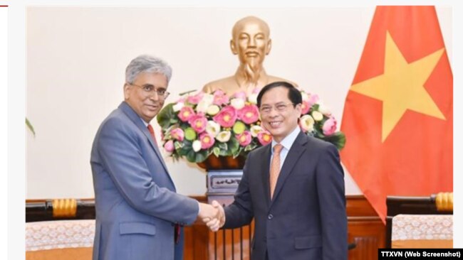 Bộ trưởng Ngoại giao Việt Nam Bùi Thanh Sơn tiếp đón Thứ trưởng Ngoại giao Ấn Độ Saurabh Kumar. 