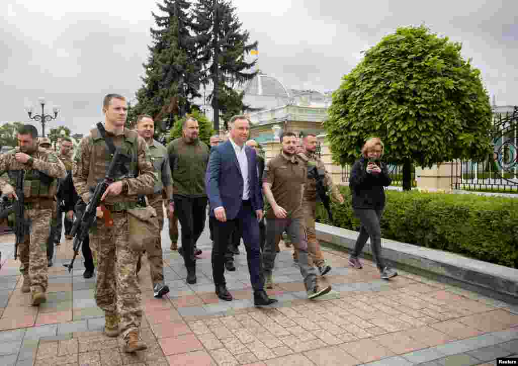 Aprel ayında Duda Litva, Latviya və Estoniya prezidentləri ilə bərabər Ukrayna prezidenti Volodimir Zelenski ilə danışlaq üçün Kyivə gəlmişdi.