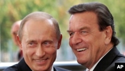 8 Eylül 2005 - Rusya Cumhurbaşkanı Vladimir Putin dönemin Almanya Başbakanı Gerhard Schroeder ile Berlin'de