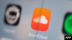 Gambar ilustrasi yang diambil pada 24 Juli 2019 di Paris ini menunjukkan logo aplikasi streaming musik Jerman SoundCloud di layar tablet. (Martin BUREAU / AFP)
