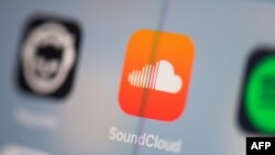 Gambar ilustrasi yang diambil pada 24 Juli 2019 di Paris ini menunjukkan logo aplikasi streaming musik Jerman SoundCloud di layar tablet. (Martin BUREAU / AFP)
