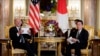 Presiden AS Joe Biden, kiri, bertemu dengan Perdana Menteri Jepang Fumio Kishida dalam pertemuan bilateral antar kedua pemimpindi Istana Akasaka, Tokyo, pada 23 Mei 2022. (Foto: AP/Evan Vucci)