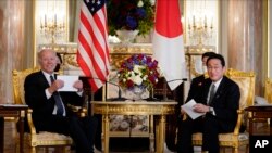 Presiden AS Joe Biden, kiri, bertemu dengan Perdana Menteri Jepang Fumio Kishida dalam pertemuan bilateral antar kedua pemimpindi Istana Akasaka, Tokyo, pada 23 Mei 2022. (Foto: AP/Evan Vucci)