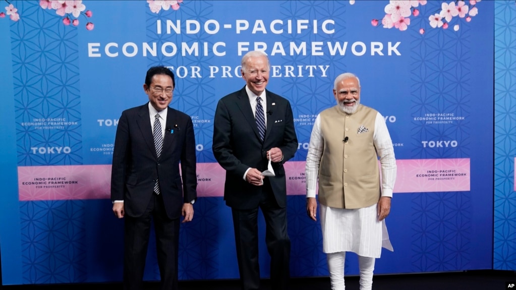 조 바이든(가운데) 미국 대통령이 23일 도쿄 '인도태평양 경제프레임워크(IPEF)' 출범식장에서 기념촬영하고 있다. 왼쪽부터 기시다 후미오 일본 총리, 바이든 대통령, 나렌드라 모디 일본 총리.