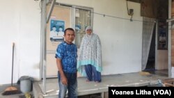 Nurhasan (58), baju biru, di huntara Petobo, Palu Selatan. Senin (23/5/2022) (Foto : VOA/Yoanes Litha)