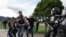 Los periodistas reaccionan cuando la policía los enfrenta durante los enfrentamientos con los manifestantes mientras se realizan protestas contra el gobierno en Bogotá, Colombia, el 29 de junio de 2021.