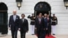 Presiden Joe Biden berjalan bersama para pemimpin negara Asia Tenggara menuju halaman selatan Gedung Putih untuk berfoto dalam KTT AS-ASEAN yang berlangsung di Gedung Putih, Washington, pada 12 Mei 2022. (Foto: Reuters/Leah Millis)