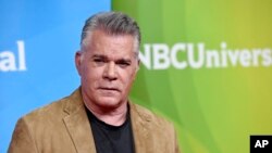 ARCHIVO - Ray Liotta, miembro del elenco de la serie de NBC "Shades of Blue", posa durante el Día de Prensa de Verano de NBCUniversal 2018 el 2 de mayo de 2018 en Universal City, California. Liotta ha muerto. Tenía 67 años. (Foto de Chris Pizzello/Invision/AP, archivo)