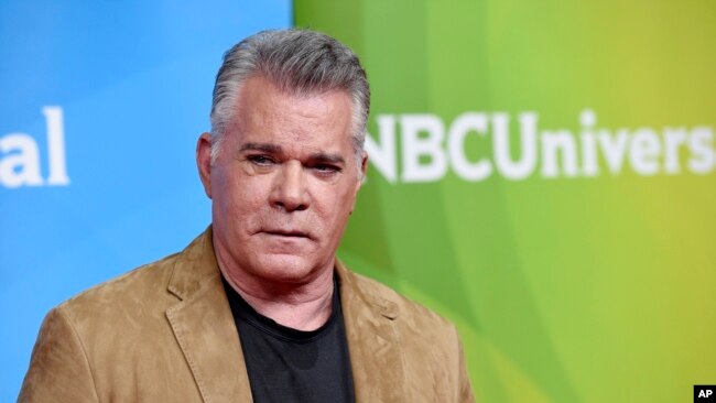 ARCHIVO - Ray Liotta, miembro del elenco de la serie de NBC "Shades of Blue", posa durante el Día de Prensa de Verano de NBCUniversal 2018 el 2 de mayo de 2018 en Universal City, California. Liotta ha muerto. Tenía 67 años. (Foto de Chris Pizzello/Invision/AP, archivo)