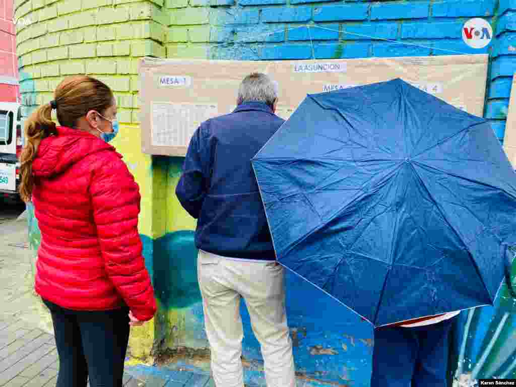 A pesar del frío y la lluvia, los bogotanos salieron muy temprano a votar.