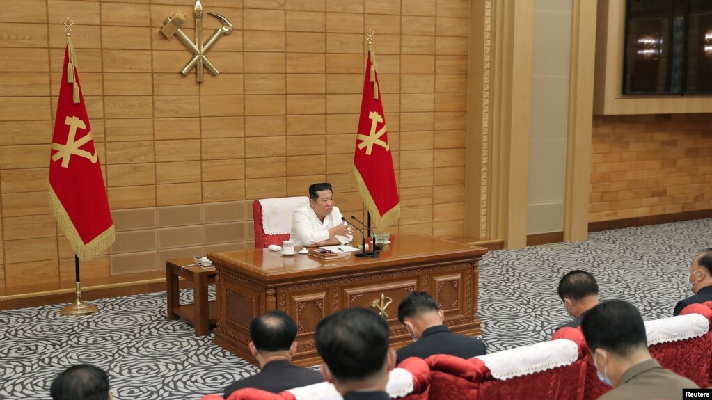 지난달 29일 북한이 당중앙위 본부청사에서 정치국협의회를 개최했다고 관영 조선중앙통신이 보도한 장면. 김정은 국무위원장이 발언하고 있다. (자료사진)