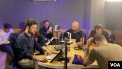 Andreu Juanola, Manel Vidal y Joel Díaz graban el pódcast "La Sotana", junto al invitado de la semana, el periodista deportivo Marc Mayola.