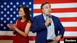 Le candidat du Parti républicain au Sénat américain, David McCormick, s'adresse à ses partisans aux côtés de son épouse, Dina Powell McCormick, lors d'une soirée électorale à Pittsburgh, Pennsylvanie, le 17 mai 2022.