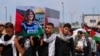 Para siswa membawa peti mati tiruan saat mereka mengadakan pemakaman simbolis untuk jurnalis Al Jazeera yang terbunuh, Shireen Abu Akleh, di Universitas al-Azhar di Mughraqa, Jalur Gaza tengah, 16 Mei 2022.