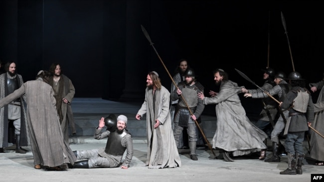 FILE - Frederik Mayet as Jesus (C) and ensemble members perform during a rehearsal at Oberammergau's Passion Play theatre in Oberammergau, southern Germany on May 4, 2022.