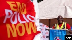 Kunle Adeyanju prend la parole au Rotary club d'Ikeja à Lagos le 29 mai 2022, après son arrivée d'un voyage de 41 jours depuis Londres, en moto, pour collecter des fonds et sensibiliser à la campagne End Polio.
