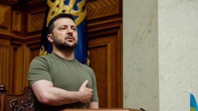 Paypoq kiygan etuk onaning fotosurati