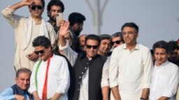 Perdana Menteri Pakistan terguling Imran Khan (tengah) melambai ke arah pendukung partainya di Islamabad pada 26 Mei 2022. (Foto: AFP)