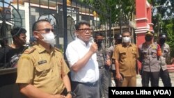 Tenaga Ahli Gubernur Sulawesi Tengah, Ridha Saleh (baju putih) berbicara kepada massa aksi unjuk rasa di depan Kantor Gubernur Sulawesi Tengah di Palu pada 24 Mei 2022. (Foto: VOA/Yoanes Litha)