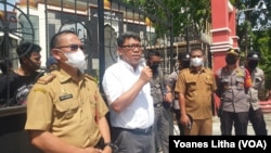 Tenaga Ahli Gubernur Sulawesi Tengah, Ridha Saleh (baju putih) berbicara kepada massa aksi unjuk rasa di depan Kantor Gubernur Sulawesi Tengah di Palu pada 24 Mei 2022. (Foto: VOA/Yoanes Litha)