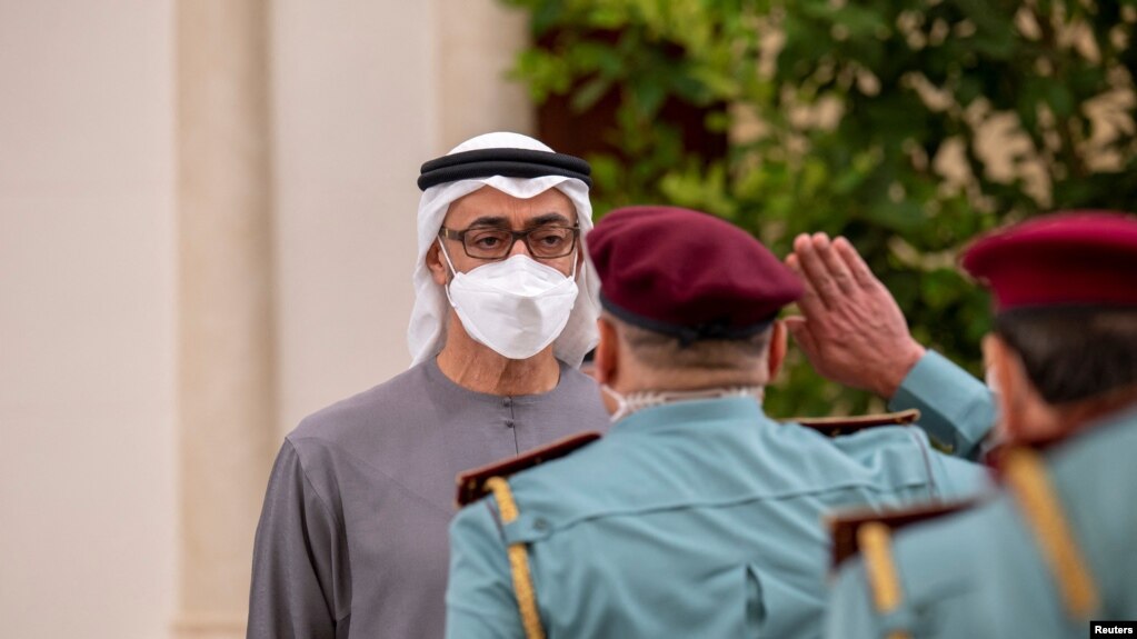 El Jeque Mohammed bin Zayed Al Nahyan recibe a los dolientes tras la muerte del Presidente de los Emiratos Árabes Unidos, el Jeque Khalifa bin Zayed Al Nahyan, en el Palacio Al Mushrif en Abu Dhabi, el 14 de mayo de 2022.
