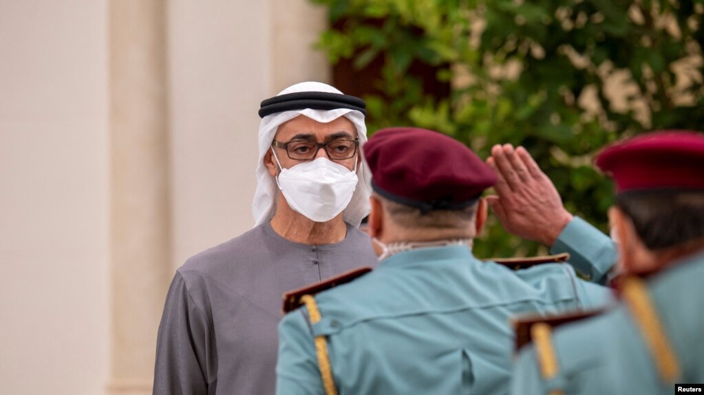 El Jeque Mohammed bin Zayed Al Nahyan recibe a los dolientes tras la muerte del Presidente de los Emiratos Árabes Unidos, el Jeque Khalifa bin Zayed Al Nahyan, en el Palacio Al Mushrif en Abu Dhabi, el 14 de mayo de 2022. 