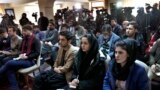 Sejumlah jurnalis Afghanistan tampak menghadiri konferensi pers dari mantan presiden Hamid Karzai di Kabul, Afghanistan, pada 13 Februari 2022. (Foto: AP/Hussein Malla)