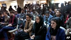 Sejumlah jurnalis Afghanistan tampak menghadiri konferensi pers dari mantan presiden Hamid Karzai di Kabul, Afghanistan, pada 13 Februari 2022. (Foto: AP/Hussein Malla)