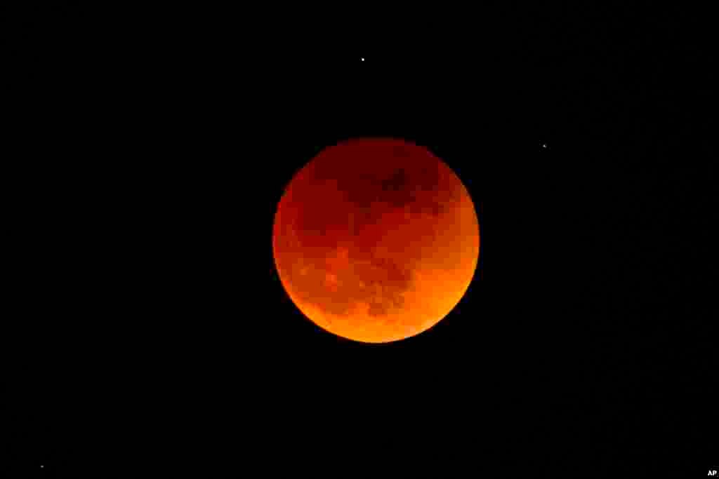 El eclipse lunar total, del 15 de mayo, durante la primera luna de sangre del año, en Temple City, California.