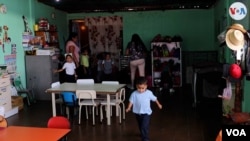 Un niño corretea en una de las salas de clases de la “escuelita”, donde Andreína Díaz presta sus servicios como docente. Foto Nicole Kolster, VOA.