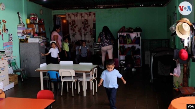 Un niño corretea en una de las salas de clases de la “escuelita”, donde Andreína Díaz presta sus servicios como docente. Foto Nicole Kolster, VOA.