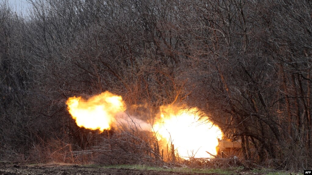 2022年4月12日，乌克兰炮兵炮轰卢甘斯克地区利先尚斯克附近前线的俄军阵地。(photo:VOA)