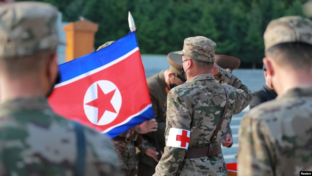 Personel militer dari Korps Medis Tentara Rakyat Korea menghadiri peluncuran kampanye peningkatan pasokan obat-obatan, di tengah pandemi COVID-19, di Pyongyang, Korea Utara. (Foto: Reuters)