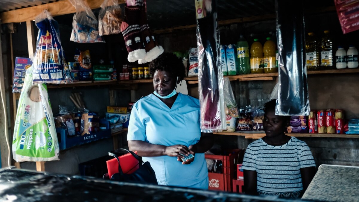 IMF Sees Zimbabwe's 2022 Real GDP Growth Slowing to About 3.5%