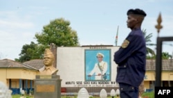 Le monument de l'ancien président de la RDC (ex-Zaïre) Mobutu Sese Seko devant la mairie de Gbadolite le 28 avril 2022.