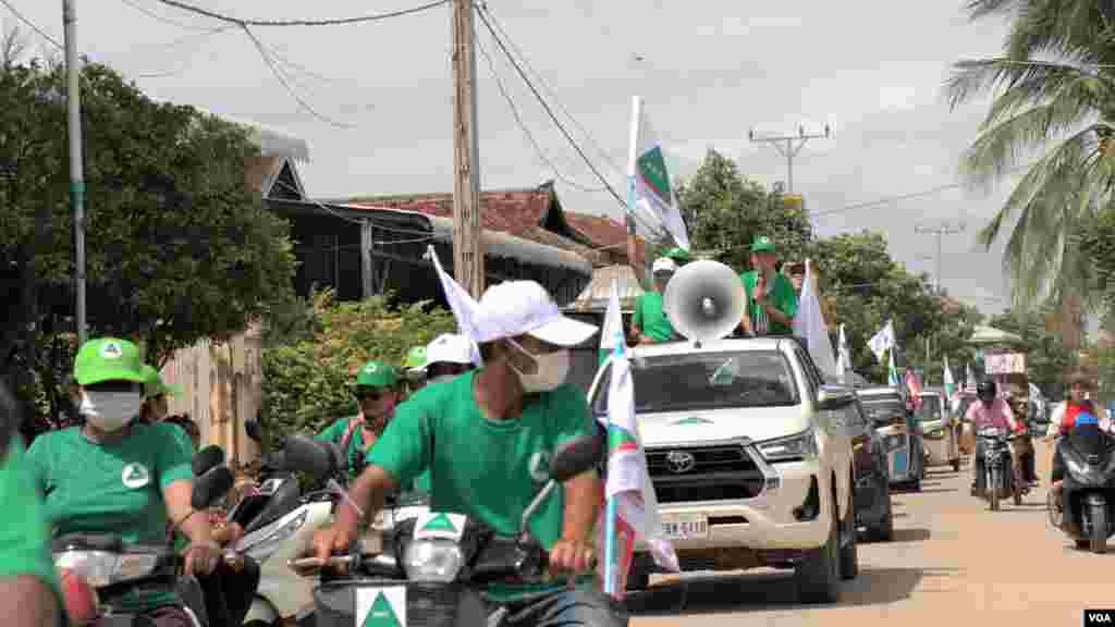 គណបក្ស​ប្រជាធិបតេយ្យ​មូលដ្ឋាន​ ចាប់​ផ្តើម​ហែក្បួន​ឃោសនា​ការបោះ​ឆ្នោត​ថ្ងៃ​ដំបូង​នៅ​សង្កាត់កោះ​ដាច់​ ខណ្ឌ​ជ្រោយ​ចង្វារ​ នៅ​​រាជធានី​ភ្នំពេញ​ ថ្ងៃទី​២១ ខែឧសភា​ ឆ្នាំ២០២២។ (លាស់ លីបលីប/វីអូអេ)