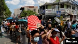 菲律宾首都马尼拉一处出现大批选民排队投票的景象（路透社2022年5月9日）