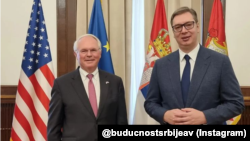 Ambasador SAD u beogradu Kristofer Hil i predsednik Srbije Aleksandar Vučić (Foto: Instagram/@buducnostsrbijeav) 