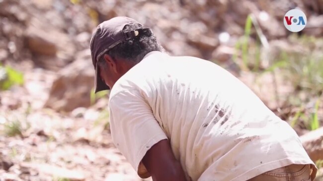 Venezolanos desempleados se ganan la vida sacando materiales de cantera artesanal