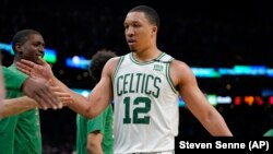 Grant Williams (12) des Boston Celtics célèbre saluent ses coéquipiers lors du match contre les Milwaukee Bucks, USA, le 15 mai 2022.