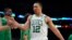 Grant Williams (12) des Boston Celtics célèbre saluent ses coéquipiers lors du match contre les Milwaukee Bucks, USA, le 15 mai 2022.