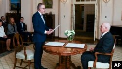 Gubernur Jenderal Australia David Hurley, kanan, melantik Anthony Albanese sebagai Perdana Menteri baru Australia, Senin, 23 Mei 2022, di Canberra. (Lukas Coch/AAP via AP)