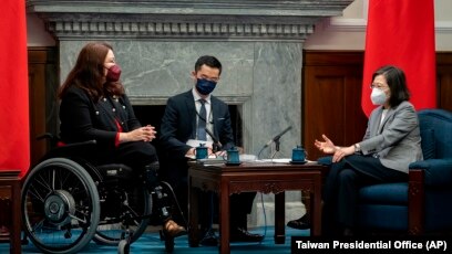 Us Senator Visits Taiwan As China Ups Military Threat