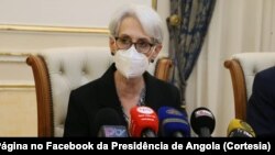 Sub-secretária de Estado americana, Wendy Sherman, fala à imprensa em Luanda, Angola, 5 Maio 2022