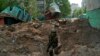 Un policía de la fuerza especial inspecciona un sitio después de un ataque aéreo de las fuerzas rusas en Lysychansk, región de Lugansk, Ucrania, el 13 de mayo de 2022.